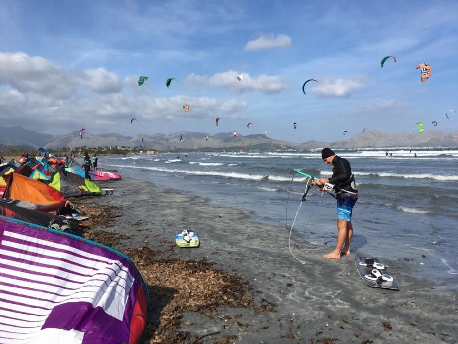 Medio centenar de kitesurfistas llenan la playa de es Barcarés de cometas