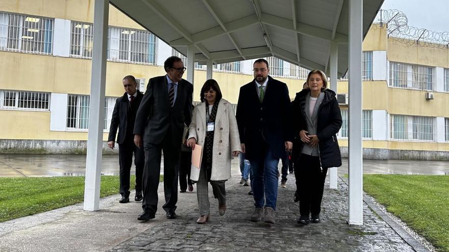 Por la izquierda, el secretario general de Instituciones Penitenciaras, Ángel Luis Ortiz; la directora del Centro Penitenciario de Asturias, Nieves Martínez; Adrián Barbón y la Delegada del Gobierno, Delia Losa, en Villabona.