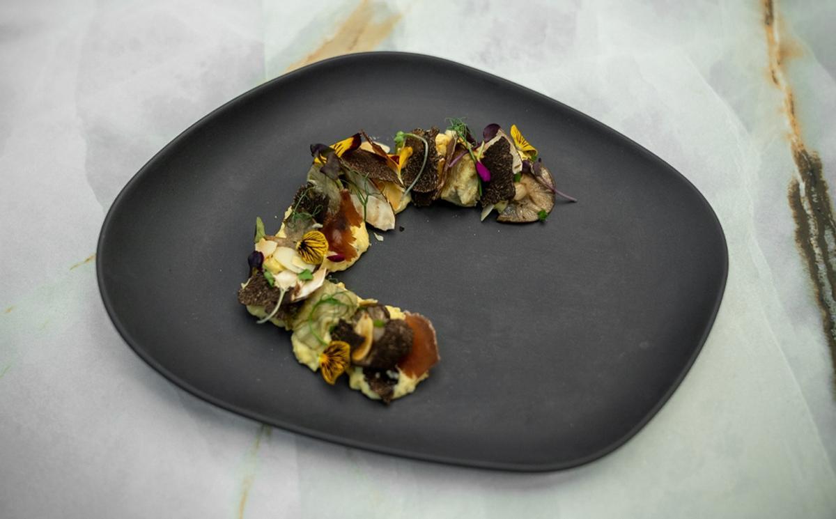 Foto del plato de huevos trufados que preparó el restaurante Vinatea en el concurso.