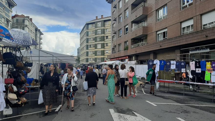 La Pola recupera la normalidad tras la tromba, con la Isla llena de gente en el mercado