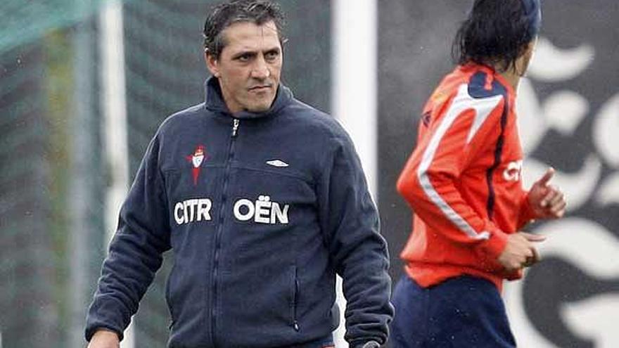 Pepe Murcia, con Juanma Peña, durante el entrenamiento celebrado ayer en A Madroa.