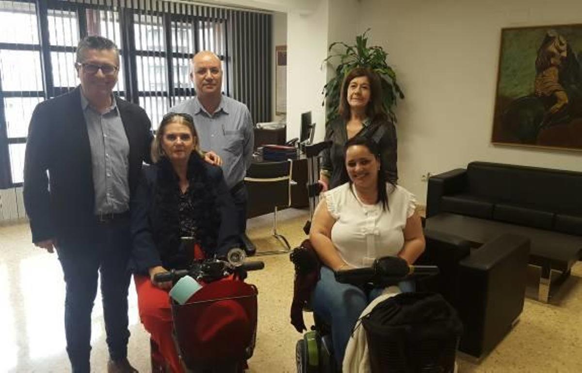 Fernando Marcos se reunió ayer con dos de las afectadas