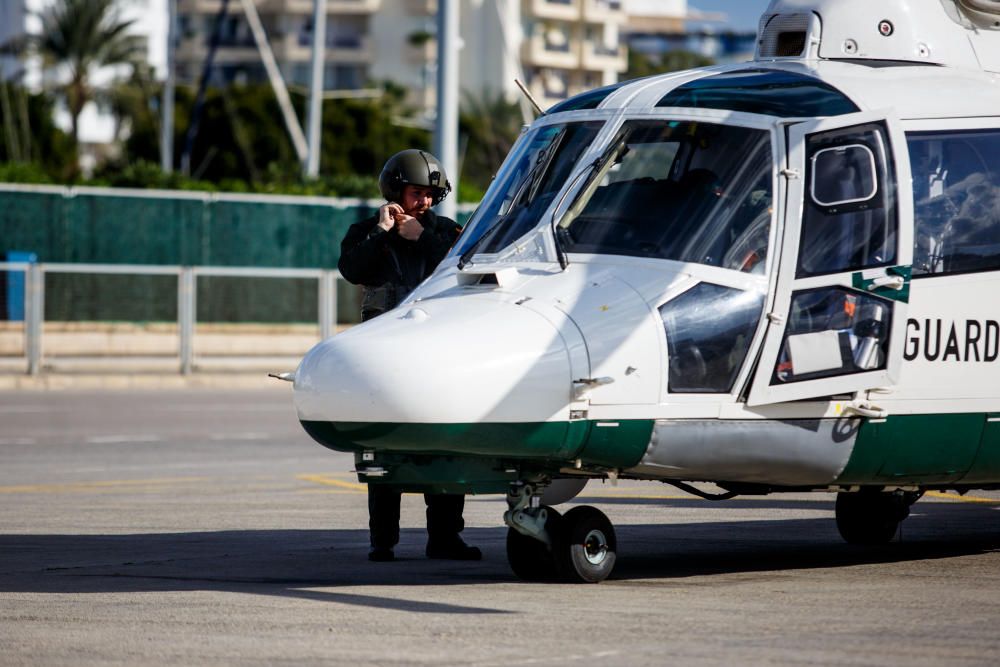 El helicóptero Dauphin colabora con la búsqueda del joven desaparecido en Ibiza