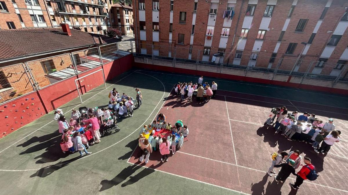 Una actividad en el patio del colegio Teodoro Cuesta, donde se implantará una de les escuelines.