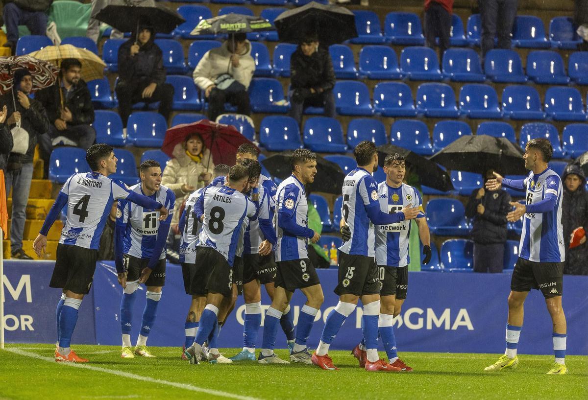 Los jugadores del Hércules festejan el gol inicial de Oriol Soldevila al Real Madrid Castilla.
