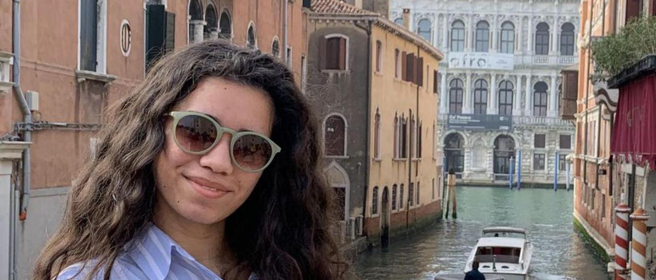 La estudiante Victoria Díaz, en uno de los puentes sobre los canales de Venecia. | |  CEDIDA