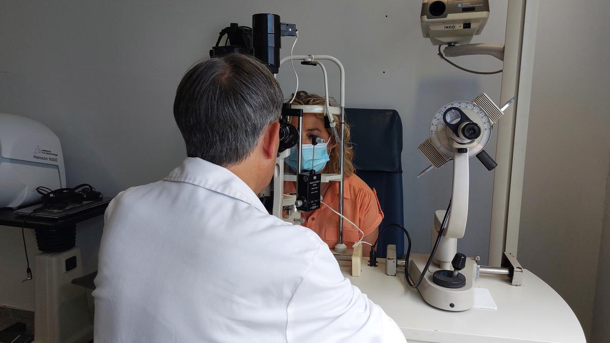 Una consulta de Oftalmología en el hospital Viamed Montecanal.
