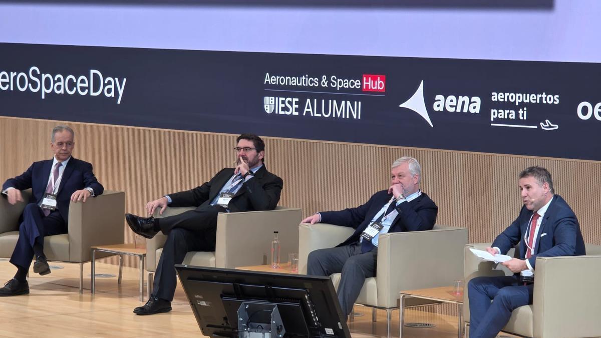 De izquierda a derecha, Salvador Álvarez Pascual, director de estrategia de Grupo Oesía; Manuel Ausaverri, director general de estrategia y fusiones y adquisiciones de Indra; Gonzalo Mateo-Guerrero, director de operaciones y negocios de Navantia y César Sánchez, director de desarrollo de negocio estratégico de Europavia.