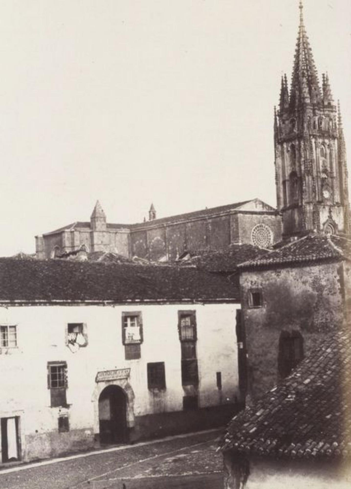 Fotografía de Charles Clifford tomada en 1854 desde  San Juan y que pasa por ser la primera foto conservada de la construcción. | IPCE / Museo de Bellas Artes de Asturias / Archivo Municipal de Oviedo / Institut Cartogràfic i Geològic de Catalunya / Miki López / LNE / Catedral de Oviedo / Irma Collín