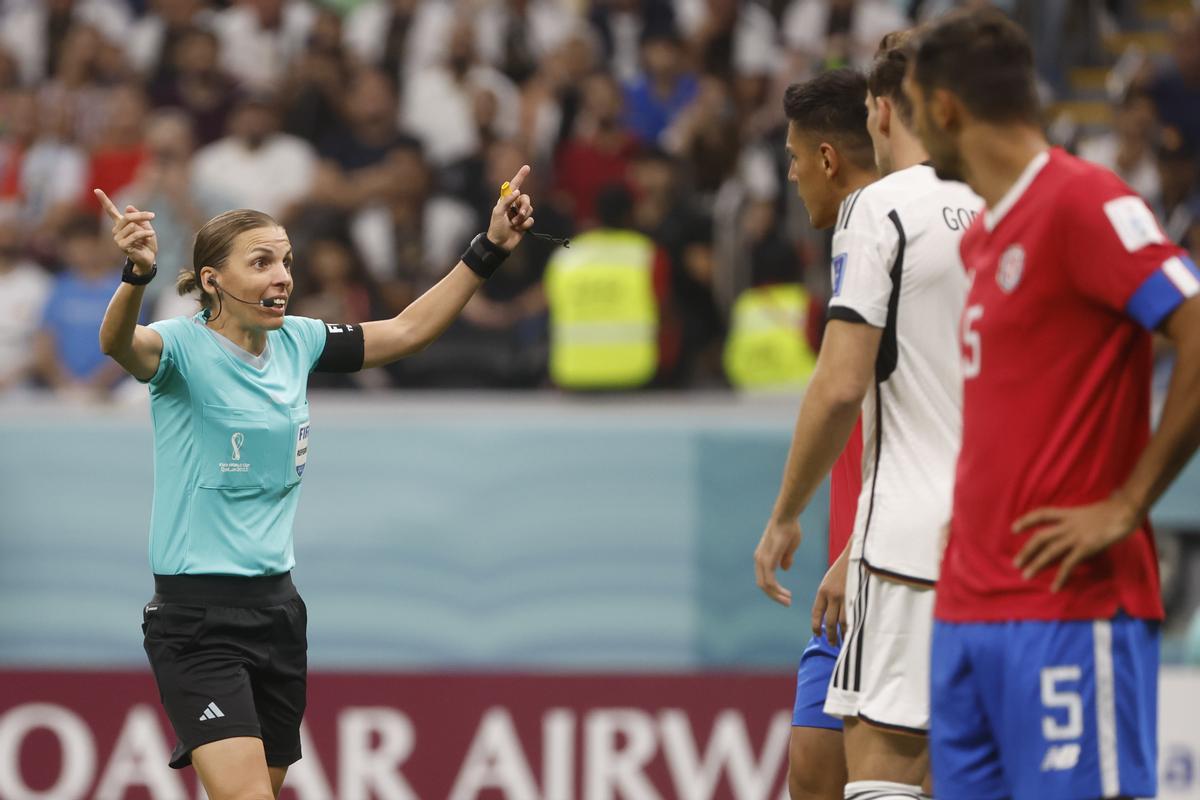 GR4014. JOR (CATAR), 01/12/2022.- La árbitra Stephanie Frappart habla con los jugadores de Costa Rica y Alemania hoy, en un partido de la fase de grupos del Mundial de Fútbol Qatar 2022 entre Costa Rica y Alemania en el estadio Al Bait en Jor  (Catar). EFE/ Juan Ignacio Roncoroni