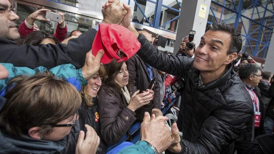 Pedro Sánchez saluda a algunos de los asistentes al acto que protagonizó el pasado sábado en Xirivella (Valencia).