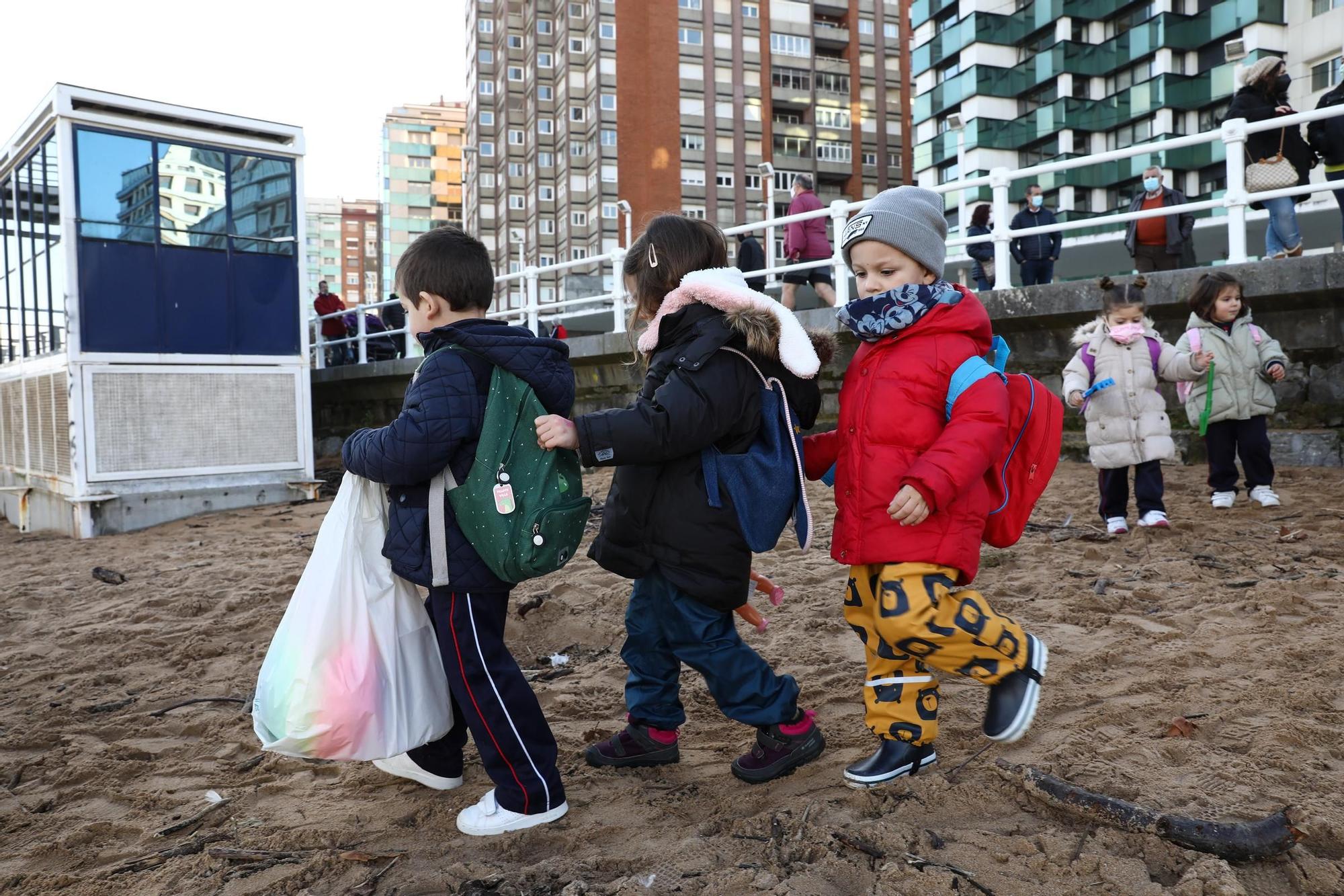 Los alumnos de Infantil del colegio San Vicente de Paúl se reencuentran en la playa