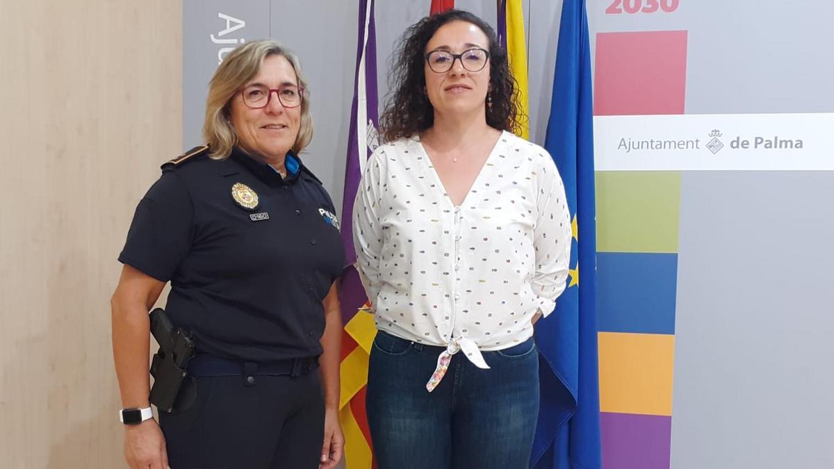 La comisaria de la Policía Local de Palma, Antònia Barceló, y la teniente de alcalde Joana Maria Adrover.