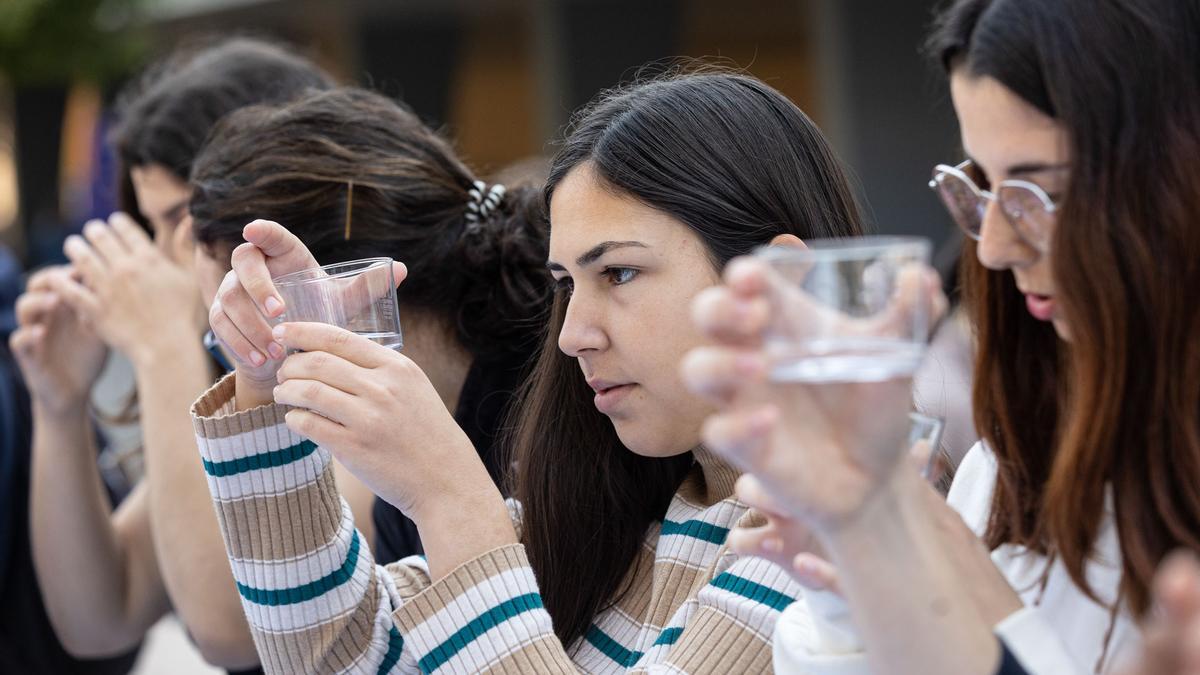 Estudiantes de la UA durante la cata de aguas de distinta procedencia.