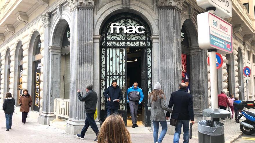 FNAC Mallorca ya luce el rótulo luminoso de la que será su primera tienda en Palma
