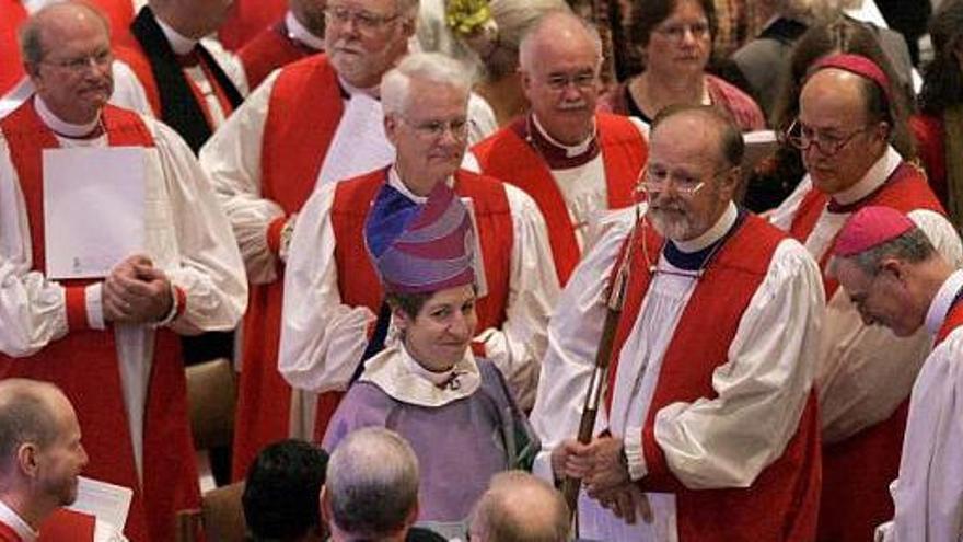 Miembros de la Iglesia anglicana, durante la investidura como obispo de Katharine Jefferts.