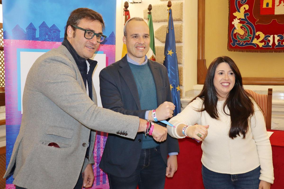 Jorge Suárez, Carlos Caro y Leticia Carrero, tras la firma.