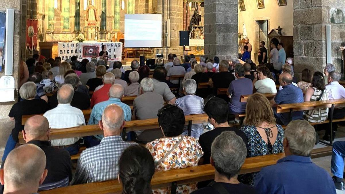 Unhas duascentas personas asistiron á asemblea celebrada o domingo en Soandres.