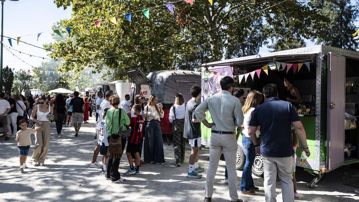 Asistentes hacen cola ante varios ‘food trucks’ durante uno de los festivales celebrados en el parque.