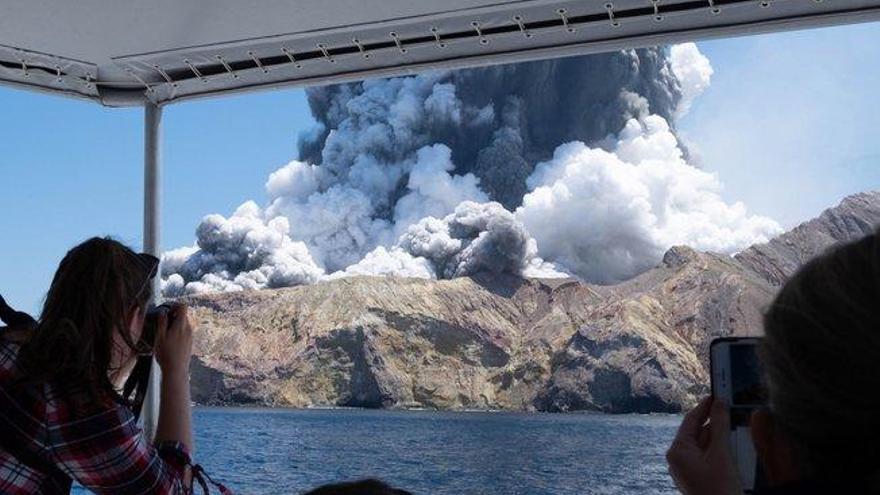 Nueva Zelanda suspende la búsqueda de dos desaparecidos tras erupción volcánica