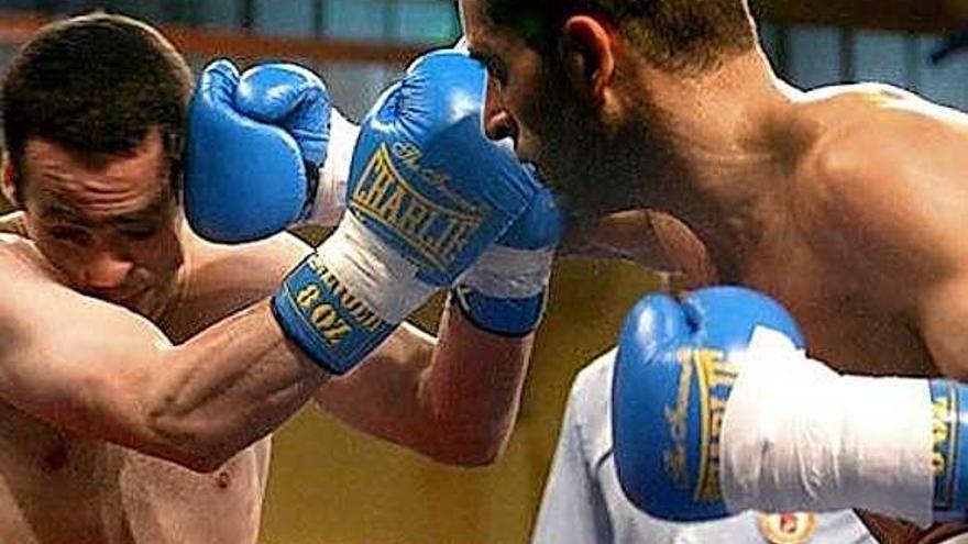Rodríguez Pereira, a la derecha, alcanza a un rival durante una pelea.