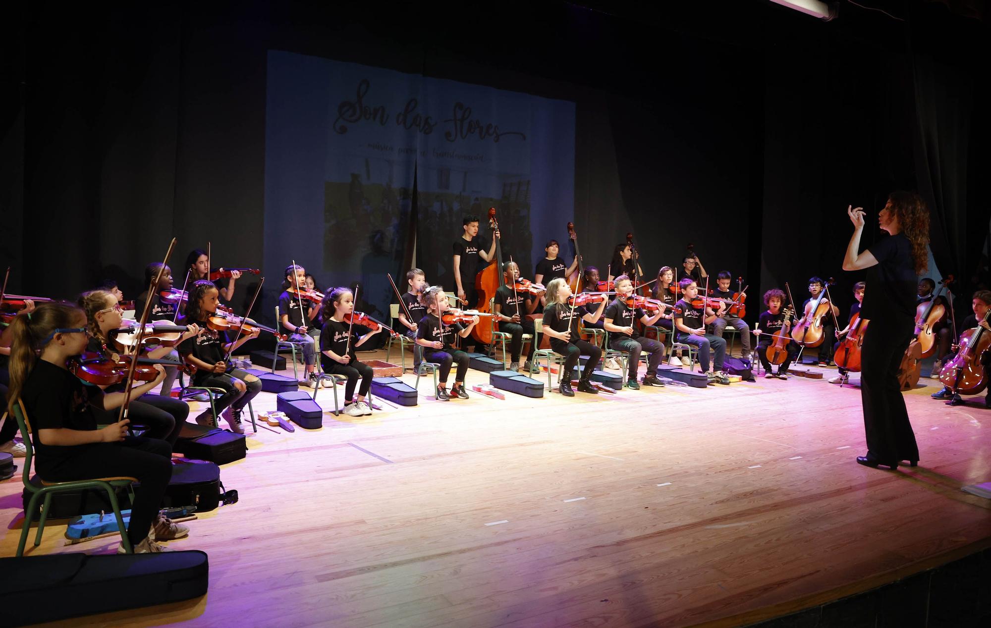 Primer concierto de la orquesta 'Son das Flores' del CEIP Vicente Risco, en junio de 2022