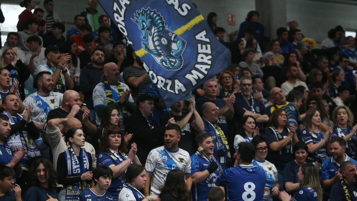 La Marea Azul del Frigoríficos durante un partido de la segunda vuelta en O Gatañal.