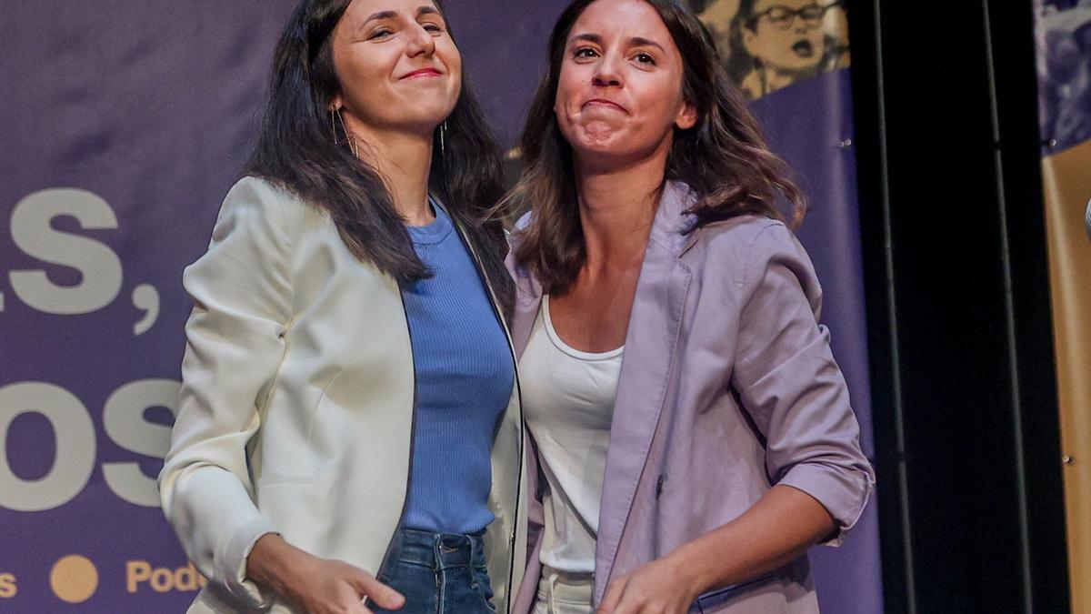 La secretaria general de Podemos, Ione Belarra, y la ministra de Igualdad en funciones, Irene Montero, conversan durante un acto de Podemos, en el Teatro Fernando de Rojas, CBA, a 16 de septiembre de 2023, en Madrid (España). E