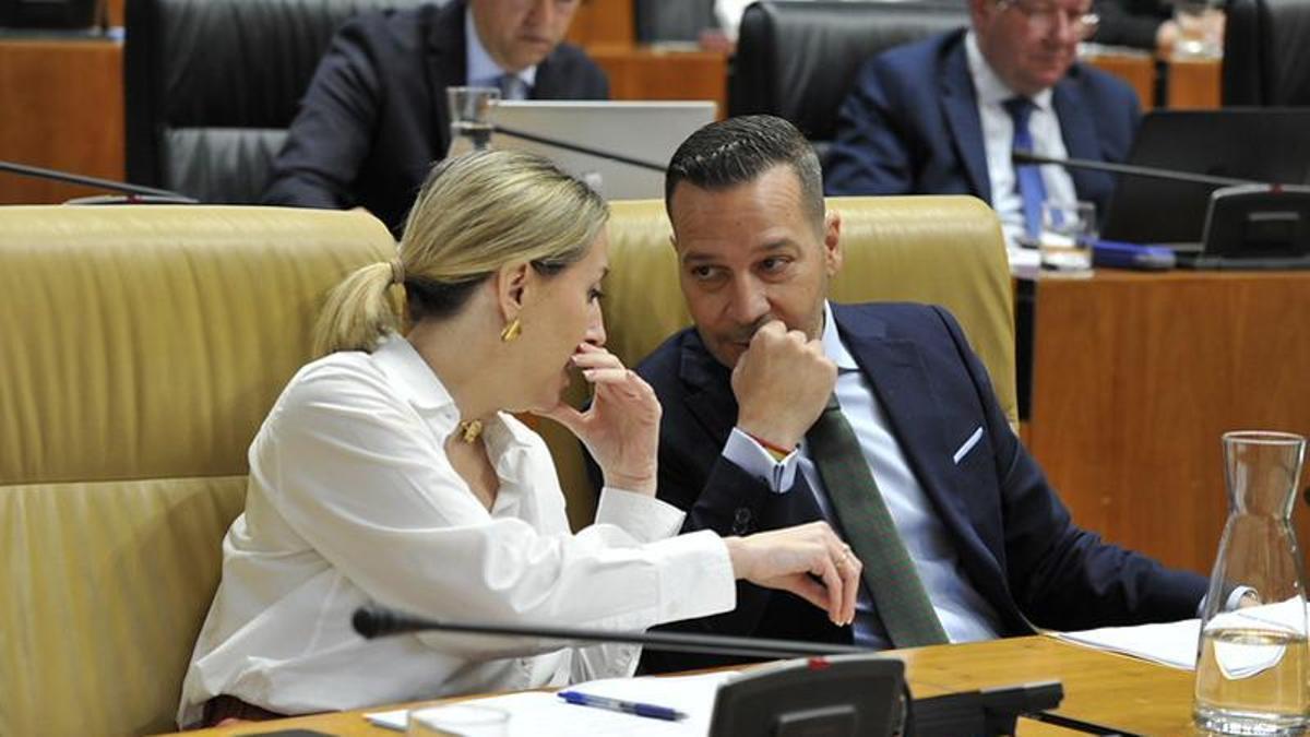 La presidenta, María Guardiola, charla con Óscar Fernández, vicepresidente de Vox en la Junta de Extremadura.