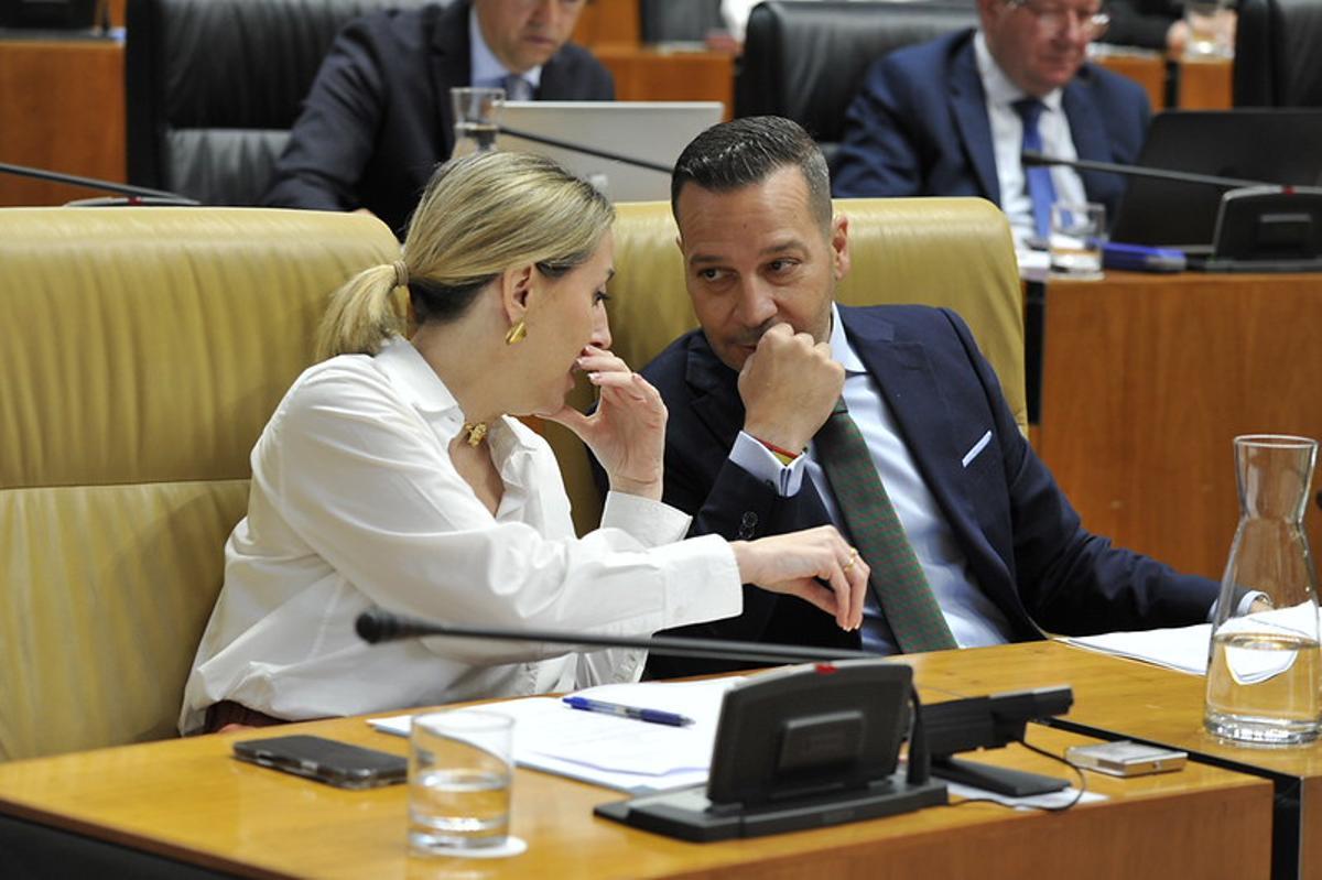 La presidenta, María Guardiola, charla con Óscar Fernández, vicepresidente de Vox en la Junta de Extremadura.