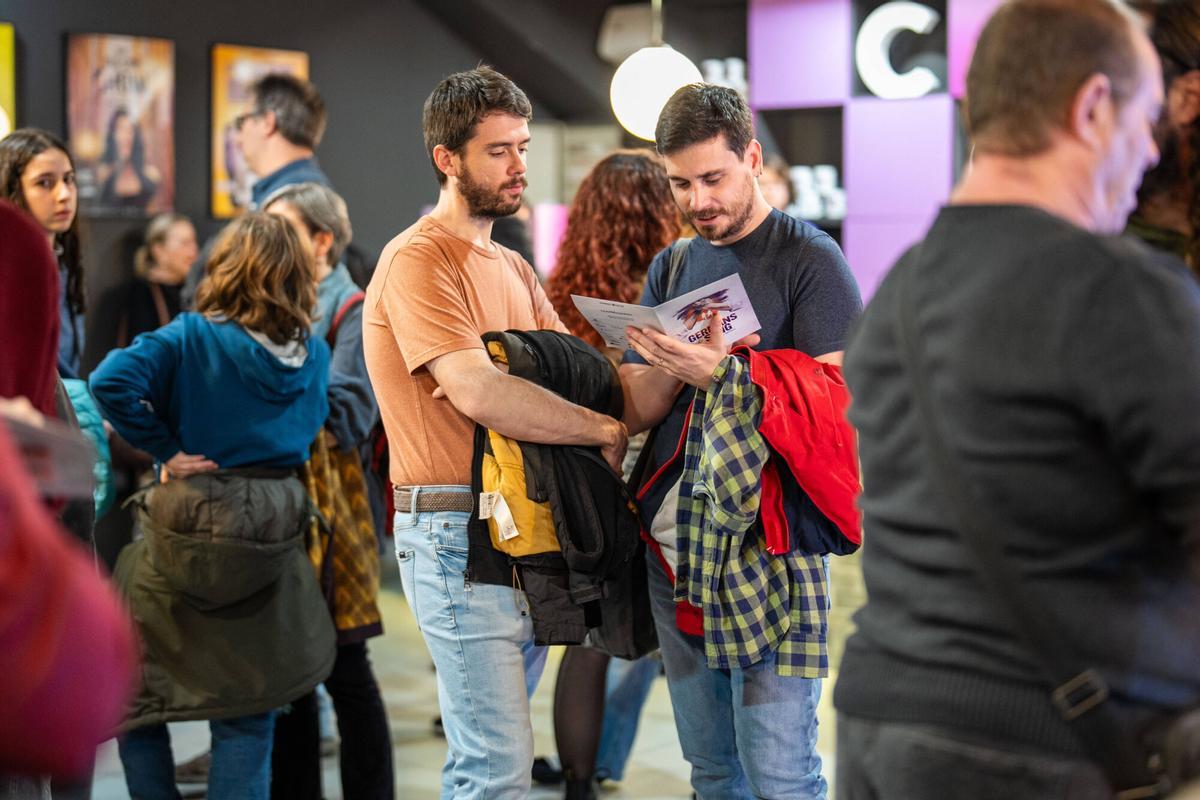 Sesión de Germans de Sang en el Teatro Condal, para los suscriptores y lectores de El Periódico, Diari de Girona, Regió 7 y del semanario Empordà.