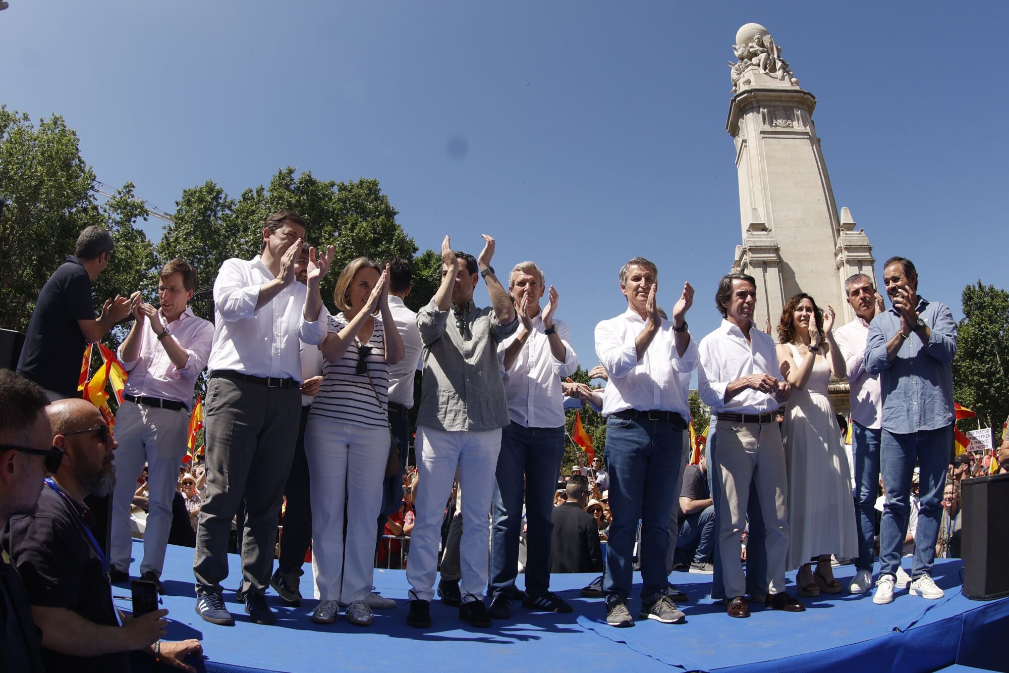 MADRID (ESPAÑA), 08/06/2025.- El líder del PP, Alberto Núñez Feijóo (5d), junto al expresidente del Gobierno José María Aznar (4d), y los presidentes autonómicos del PP, durante la manifestación convocada por el Partido Popular contra el Gobierno de Pedro Sánchez bajo el lema 'Democracia o mafia' este domingo en la Plaza España de Madrid. EFE/ Javier Lizón