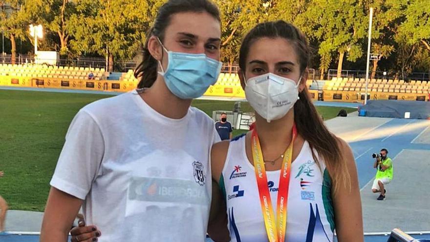 Nuria Atienza y la medallista Andrea Romero posan tras la jornada de ayer.