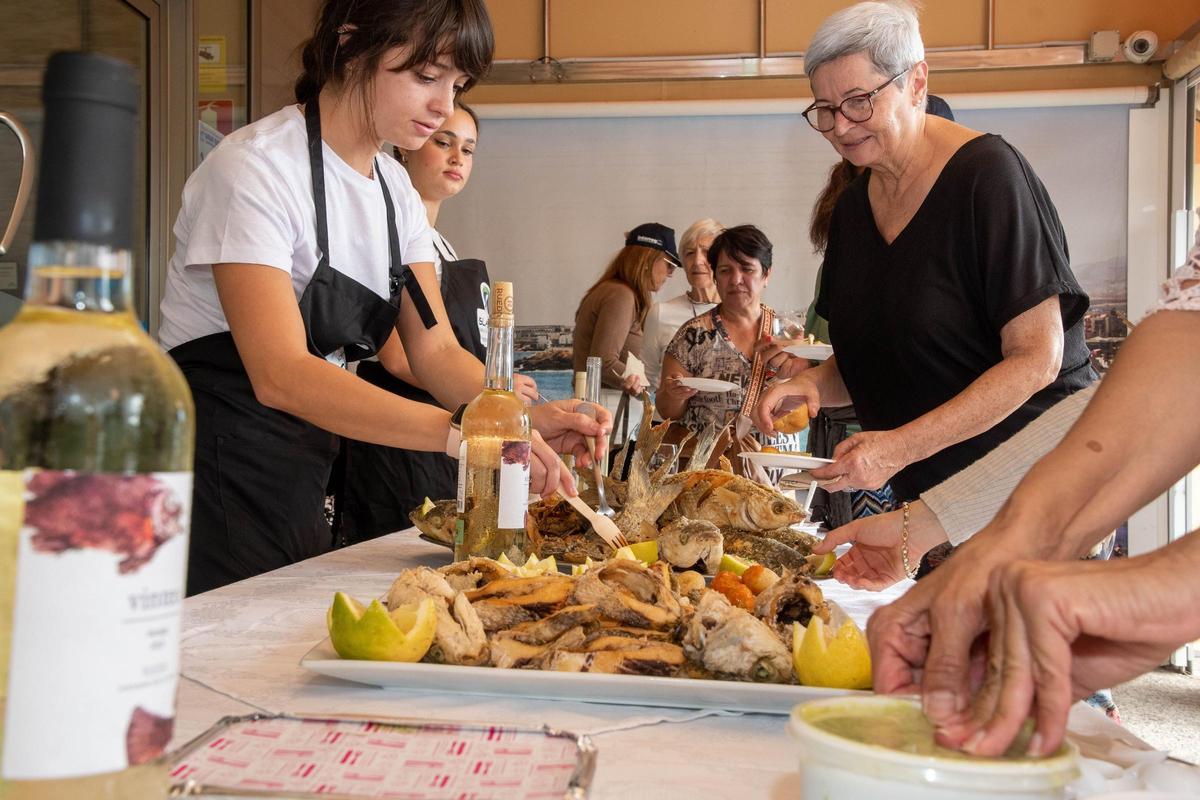 Degustación de lebranchos y lizas doradas fritas en Melenara