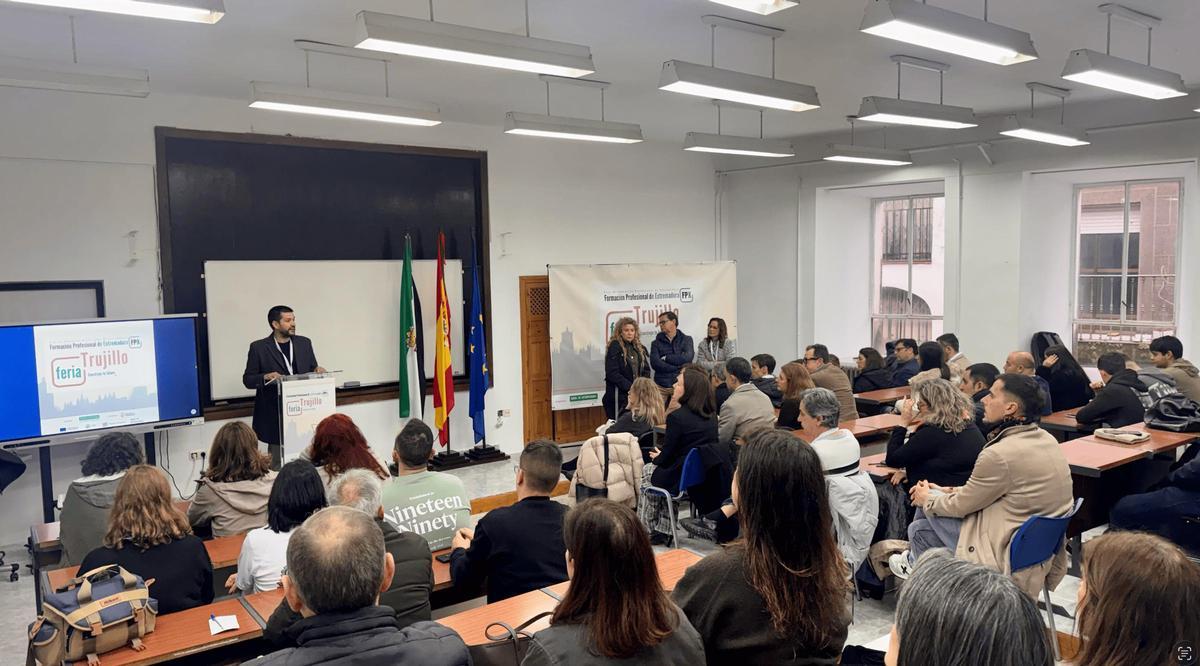 Inauguración de la II Feria de Formación Profesional celebrada en Trujillo