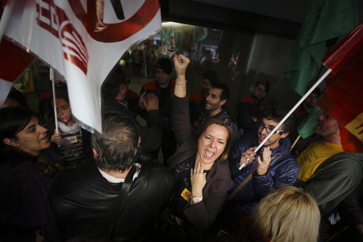  Funcionarios de la Generalitat de Catalunya se han manifestado esta mañana frente la sede del Departament d’Empresa i Ocupació en la Calle Sepúlveda, mientras se celebraba una reunión con representantes de cuatro sindicatos en la que se negociaba la devolución de la paga extra que les fue suspendida en 2012     FOTO DANNY CAMINAL