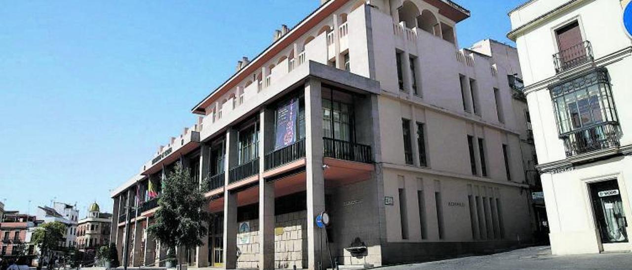 Fachada del ayuntamiento de Córdoba. La capital cordobesa es la cuarta de Andalucía que tarda más en abonar las deudas.