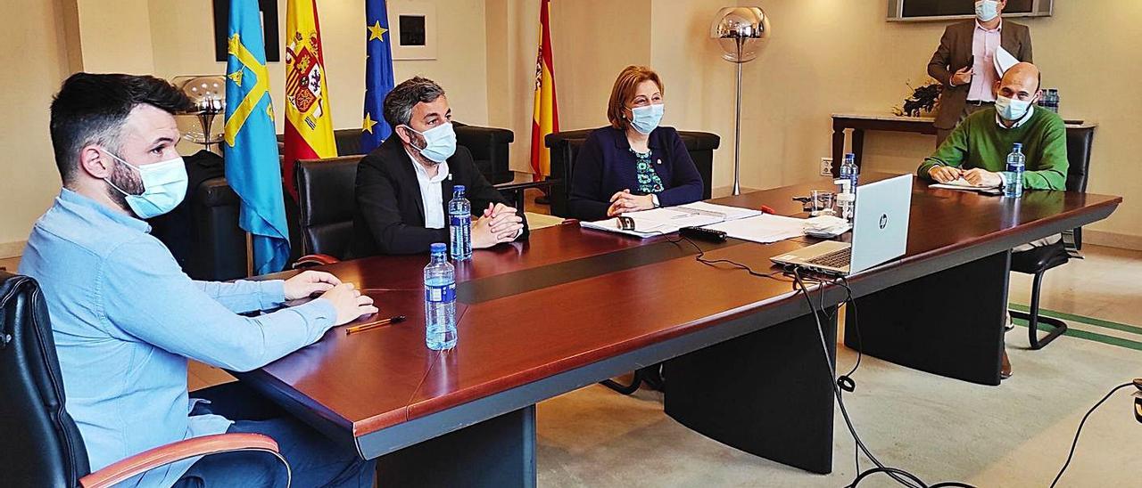 Por la izquierda, sentados, Jorge García, Alejandro Calvo, Delia Losa y el director del área de Fomento de la Delegación del Gobierno, Jorge Palacio, ayer, durante la reunión celebrada en Oviedo.