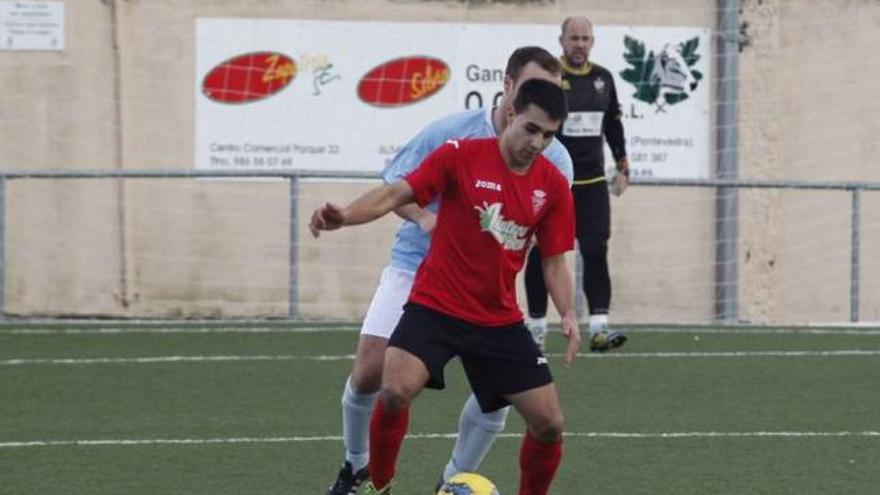 Un jugador del Laro protege el balón, ayer, durante el partido jugado en Outeiriño. // Bernabé/Gutier