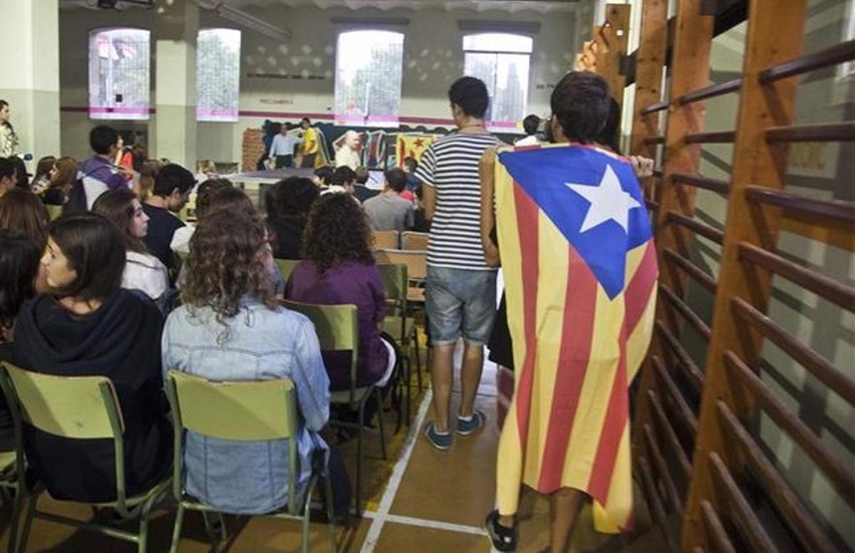 Alumnes de l’institut de Badalona La Llauna, aquest matí, a classe. Alumnes de l’institut de Badalona La Llauna, aquest matí, a classe.
