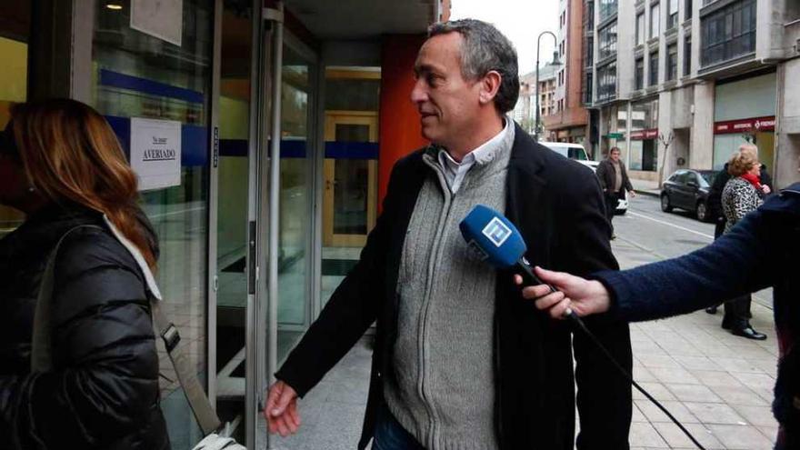 Miguel Ángel Villalba, ayer, a su llegada al Juzgado de Avilés.