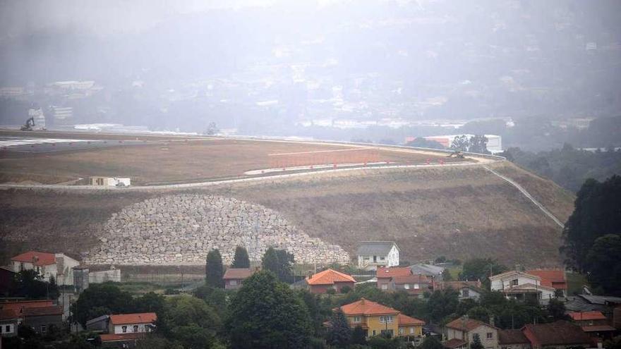 Vista de las obras de ampliación de Alvedro, en junio de 2015.