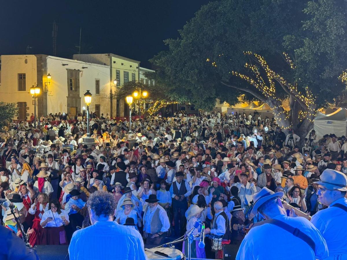 Tenderete en la plaza de San Juan de Telde por el Día de Canarias