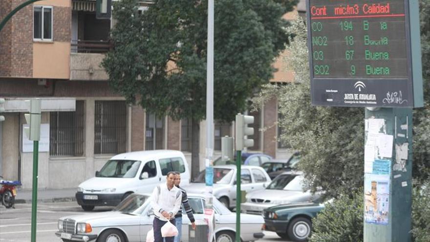 Un médico recoge firmas para pedir soluciones contra la contaminación en Córdoba