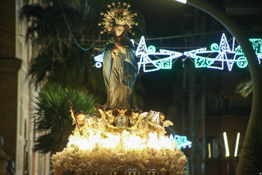 La Inmaculada Concepción protagoniza la tradicional procesión en Torrevieja.