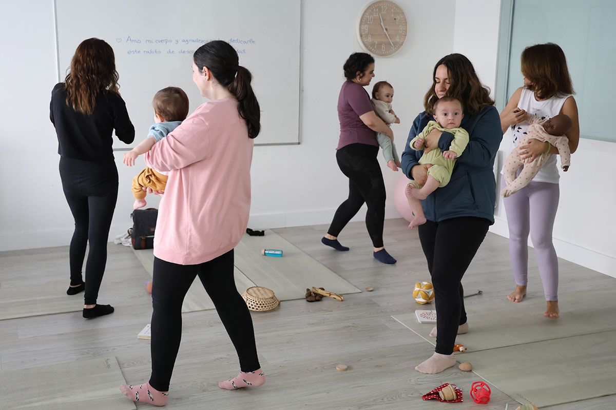 Las madres y los bebés bailan para liberar, a través del movimiento del cuerpo, todas las sensaciones positivas y negativas con los bebés en brazos