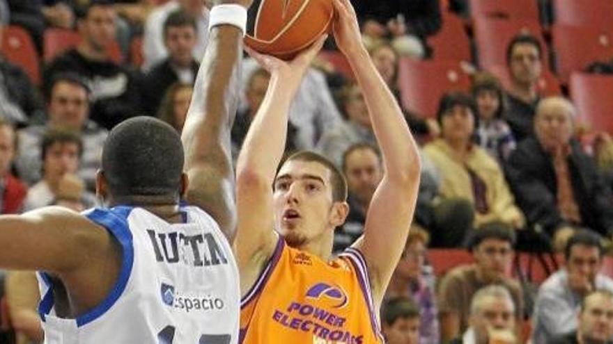 La aportación del base serbio Marko Marinovic en el tramo final del partido decantó en favor del Power Electronics Valencia el duelo autonómico de la Comunitat Valenciana que este domingo le enfrentó al Meridiano Alicante.