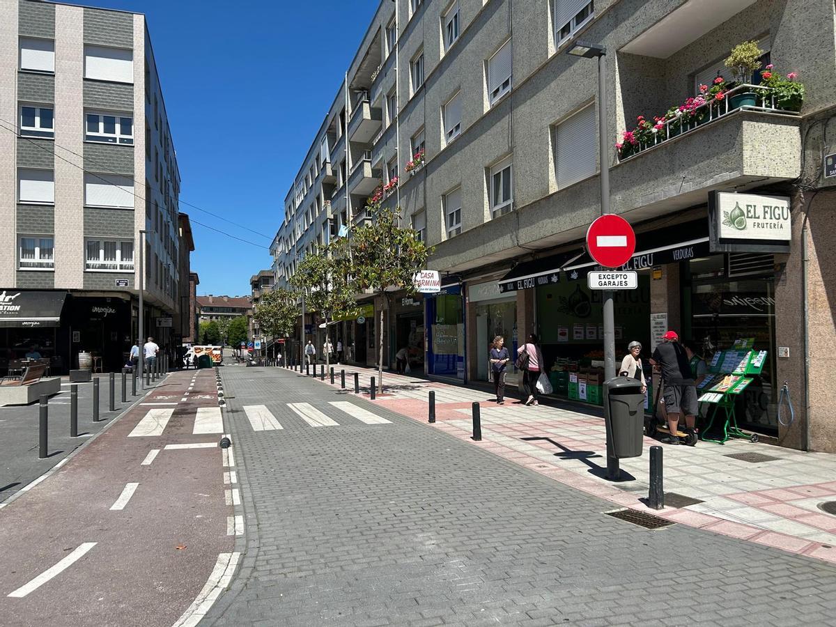 La calle Rafael Sarandeses de Lugones.