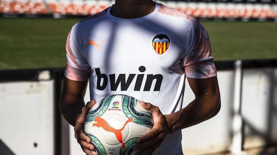 La camiseta de entrenamiento del Valencia CF de Puma.
