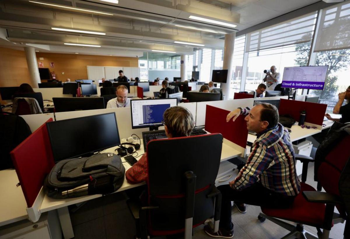 Empleados en uno de los departamentos de DXC de Avilés.